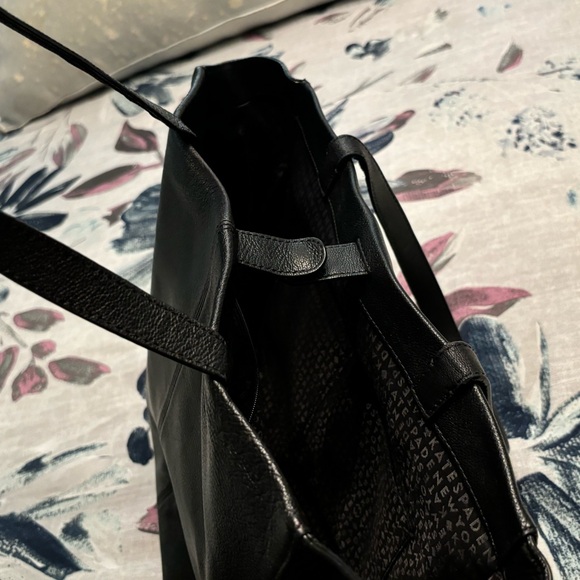 Kate spade ♠️ tote 👜 bag has on left handed a little bit ripped - Picture 9 of 17